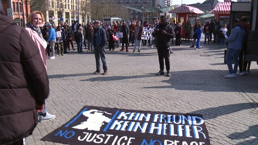 Eine Demonstration auf dem Bahnhofsplatz.