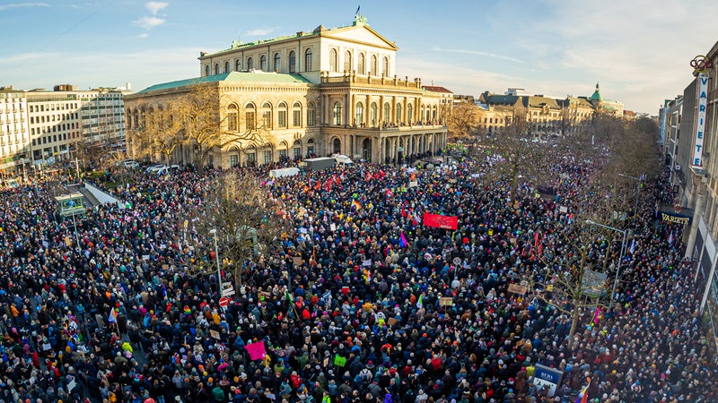 Zahlreiche Menschen nehmen an einer Demonstration gegen Rechtsextremismus auf dem Opernplatz in Hannover teil. 