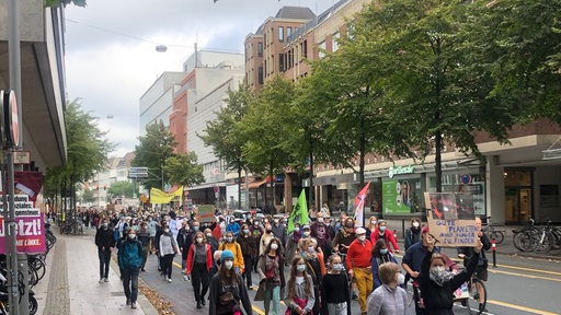 Demonstranten ziehen durch Bremen