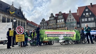 Demonstranten auf dem Bremer Marktplatz