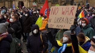 Auf einem Schild ist "No War in Ukraine" zu lesen.