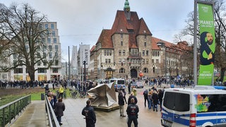 Blick von Kunsthalle auf Kreuzung mit Demonstranten