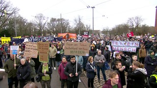 Menschen demonstrieren auf dem Leipnizplatz.