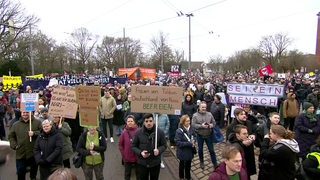 Menschen demonstrieren auf dem Leipnizplatz.