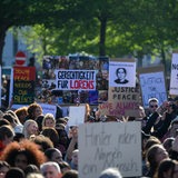 Demonstranten halten Schilder hoch