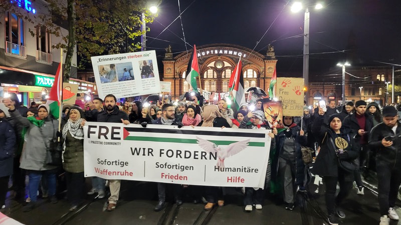 Demonstrierende ziehen vom Bremer Hauptbahnhof in die Innenstadt.