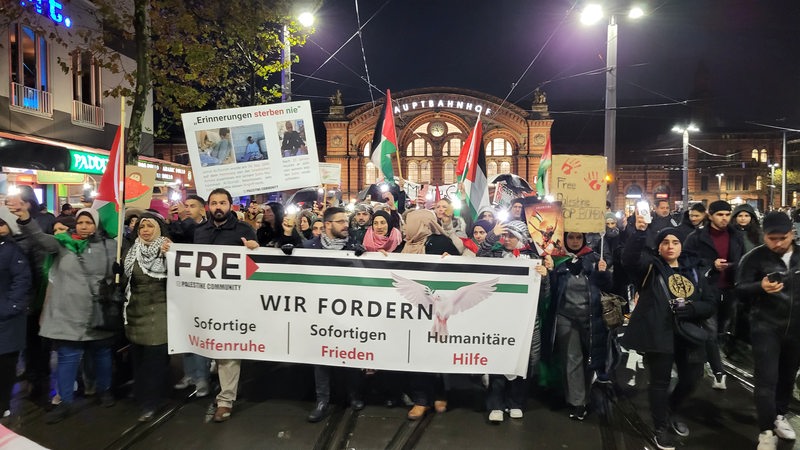 Demonstrierende ziehen vom Bremer Hauptbahnhof in die Innenstadt.