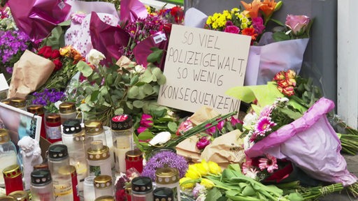 Blumen, Kerzen und ein Schild für den vom Polizisten erschossenen Lorenz.