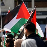 Teilnehmer einer pro-palästinensischen Demonstration protestieren für Solidarität mit Gaza.