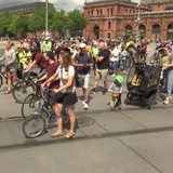 Mehrere Personen sind auf dem Bahnhofsplatz auf einer Demonstration für Verkehrswende.