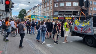 Menschen demonstrieren in Bremen auf dem Sielwall für die Verkehrswende.