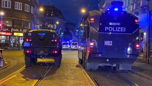 Polizeifahrzeuge bei einem Einsatz im Bremer Vierzel
