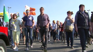Demonstranten des Bremer Süden protestieren auf der Straße
