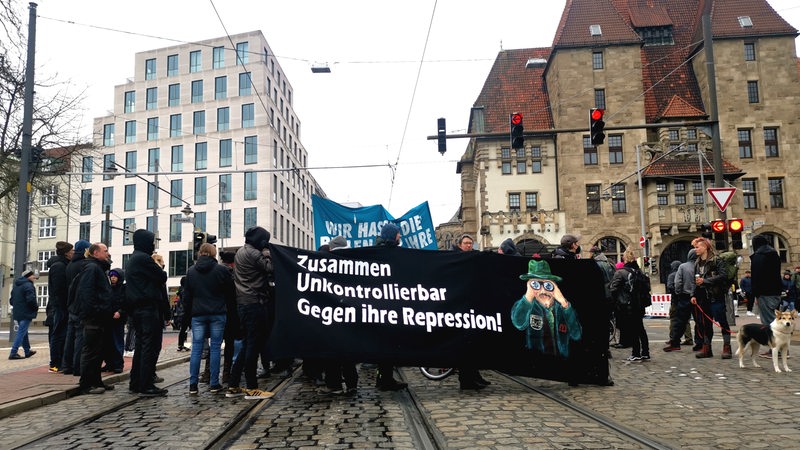 Menschen mit Bannern demonstrieren in der Bremer Innenstadt.