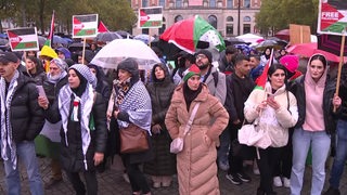 Demonstranten auf einer pro Palästinensischen Demo am Bremer Hauptbahnhof.