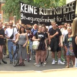 500 Teilnehmende der Demonstration gegen das Asylsystem,  am bremer Hillmannplatz. 