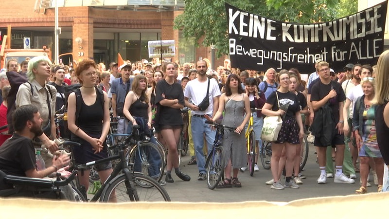 500 Teilnehmende der Demonstration gegen das Asylsystem,  am bremer Hillmannplatz. 