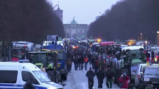 Bauern protestieren in Berlin vor dem Brandenburger Tor.