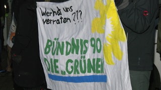 Ein Demonstrations-Plakat mit der Aufschrift "Wer hat uns verraten - Bündnis 90 Die Grünen"