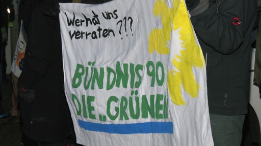 Ein Demonstrations-Plakat mit der Aufschrift "Wer hat uns verraten - Bündnis 90 Die Grünen"