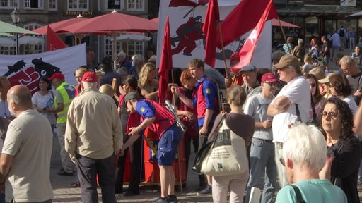 Viele Menschen demonstrieren auf dem Bremer Marktplatz für Frieden.