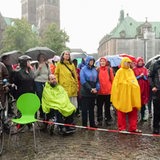 Teilnehmer auf einer Demo gegen Rechts auf dem Domshof