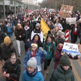 Viele Menschen bei einem Demonstrationszug von Fridays for Futures.