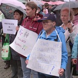 Frauen stehen mit Schildern auf dem Bremer Marktplatz.
