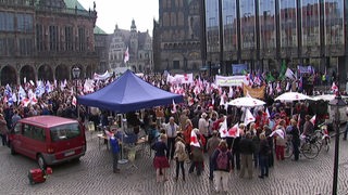 Rund 6500 Bremer Beamte bei der DGB-Demonstration auf dem Bremer Marktplatz.