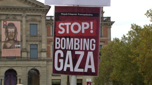 Auf einem Schild bei der Pro-Palästina-Demonstration steht "STOP! BOMBING GAZA".