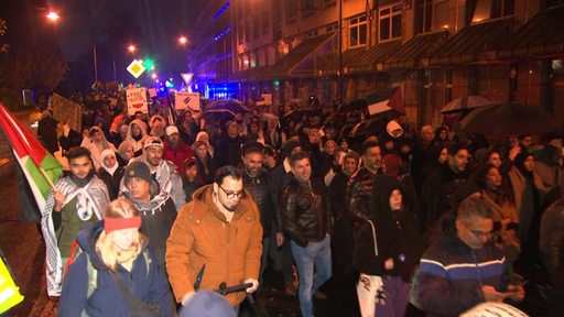 Friedliche Pro-Palestina Demo zieht durch die Straße