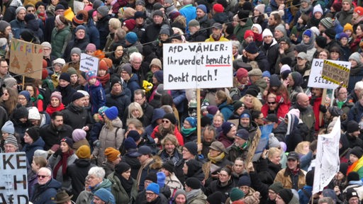 Viele Menschen demonstrieren gemeinsam gegen Rechtsextremismus.