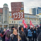 Eine Frau hält bei einer Demo ein Plakat "Rechts wählen ist so 1993" in die Luft