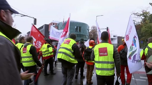Rund 50.000 Menschen der Gewerkschaften gehen in Bremerhaven und Bremen auf die Straße zum Demonstrieren.