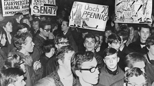Schüler und Studenten demonstrieren im Januar 1968 in der Bremer Innenstadt gegen angekündigte Fahrpreiserhöhungen der Bremer Staßenbahn AG. 