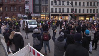Hunderte Corona Kritiker demonstrieren auf den Straßen gegen die Corona Maßnahmen. 