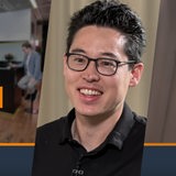 Dennis-Kenji Kipker zu Gast bei Felix Krömer mit Schriftzug