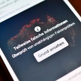 Auf dem Handy Bildschirm ist ein Meldung zu falschen Informationen zu sehen. 