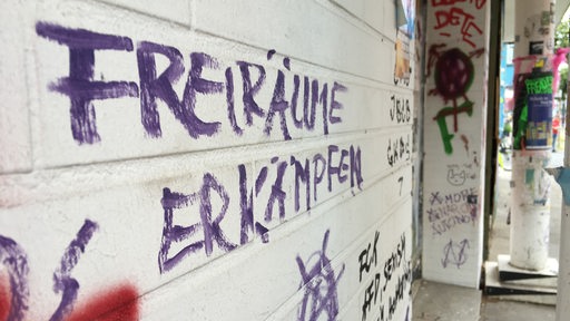 Freiräume erkämpfen steht an einer Wand der Dete in der Bremer Neustadt.