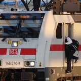 Ein Lokführer steigt in einen Triebwagen.