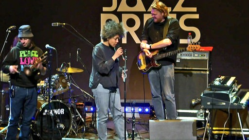 Die Sängerin Fola Dada auf der Bühne beim Soundcheck vom deutschen Jazzpreis.