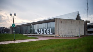 "Wandel" steht an einem der Gebäude vom Deutschen Schifffahrtsmuseum.