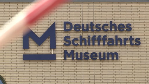 Logo von "Deutsches Schifffahrtsmuseum" an einer Gebäudewand.