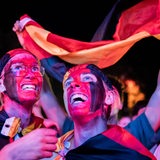 Deutschland-Fans jubeln in der Fanzone während eines Spiels der Fußball-Nationalmannschaft. 
