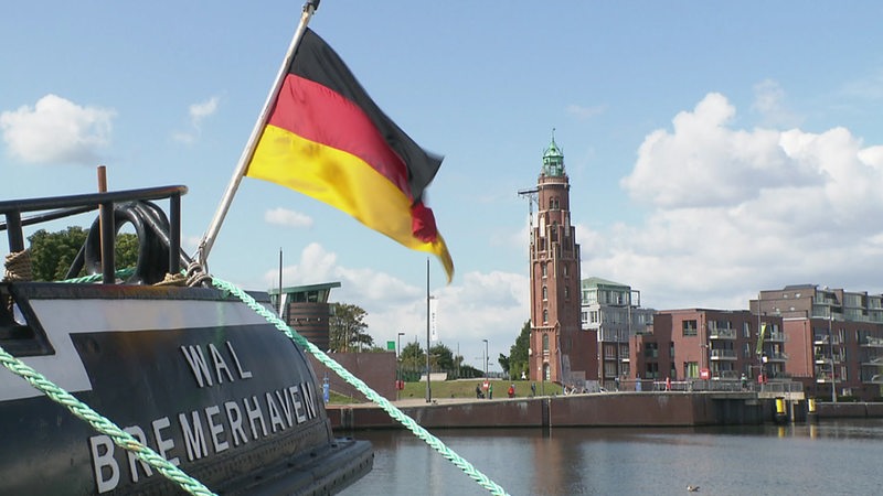 Eine Deutschland-Fahne, die an einem Schiff hängt.