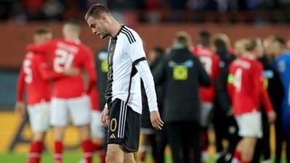 DFB-Stürmer Marvin Ducksch geht nach der 0:2-Niederlage gegen Österreich mit gesenktem Blick vom Platz.