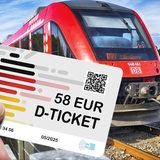 Hand hält das Deutschlandticket D-Ticket mit dem Preis von 58 Euro vor einer Regionalbahn.