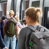 Passagiere steigen in einen Zug ein