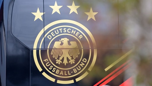 Das Logo des Deutschen Fußball-Bundes (DFB) und vier Sterne sind auf dem Mannschaftsbus zu sehen.