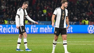 Die DFB-Stürmer Marvin Ducksch und Niclas Füllkrug blicken enttäuscht nach der 2:3-Niederlage gegen die Türkei.